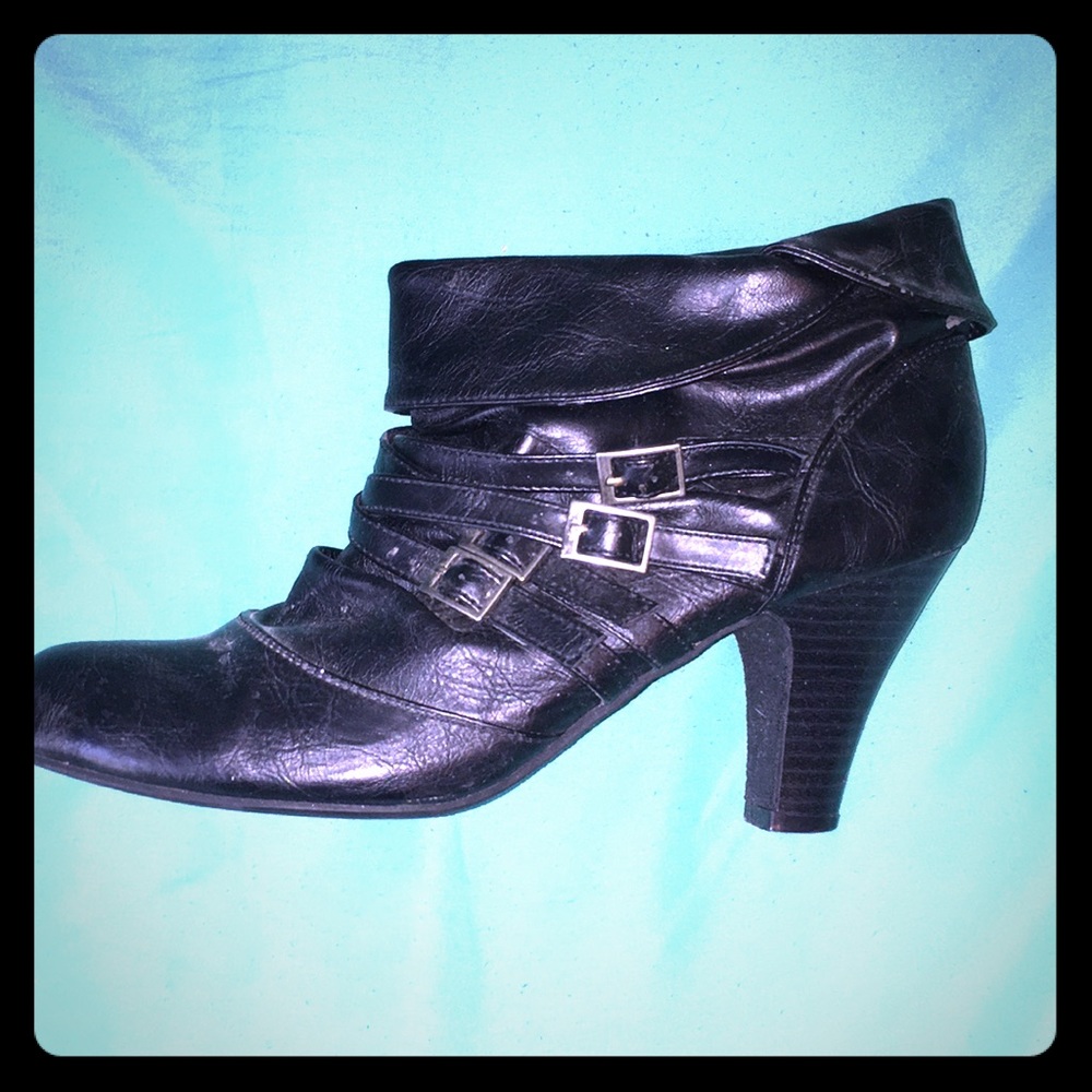 Black leather bootie